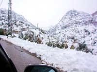 Die Strasse steigt steil an und so landen wir mitten im Schnee. Auf dem Weg passieren wir etliche in die Berge gebaute Luxusvillen.